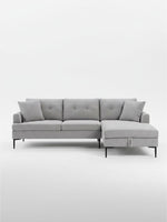 Sofa sectionnel Éden gris par TOCO Meubles avec méridienne, pieds en métal noir et coussins décoratifs