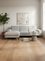 Sofa sectionnel Suki gris clair de TOCO Meubles avec méridienne dans un salon moderne et lumineux