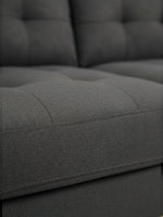 Gros plan sur le tissu gris texturé du sofa sectionnel Khamo de TOCO Meubles avec finition capitonnée