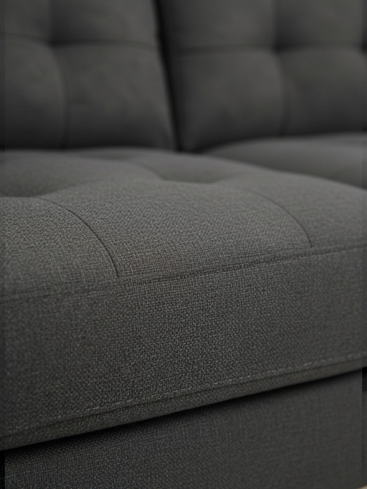 Gros plan sur le tissu gris texturé du sofa sectionnel Khamo de TOCO Meubles avec finition capitonnée