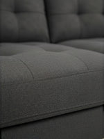 Gros plan sur le tissu gris texturé du sofa sectionnel Khamo de TOCO Meubles avec finition capitonnée
