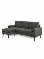 Sofa sectionnel Khamo gris foncé de TOCO Meubles avec méridienne, coussins capitonnés et pieds en bois effilés