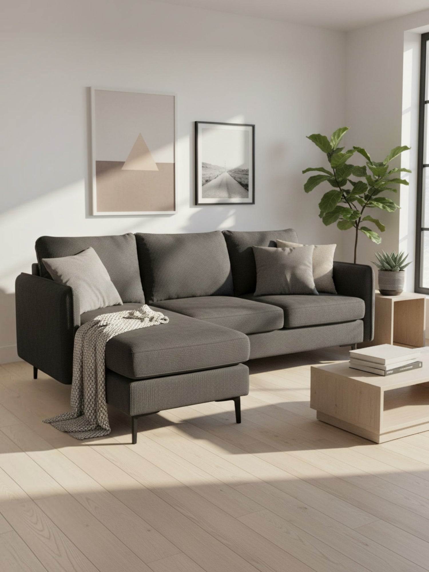 Sofa sectionnel Mateo gris foncé en tissu par TOCO Meubles avec méridienne et coussins décoratifs dans un salon