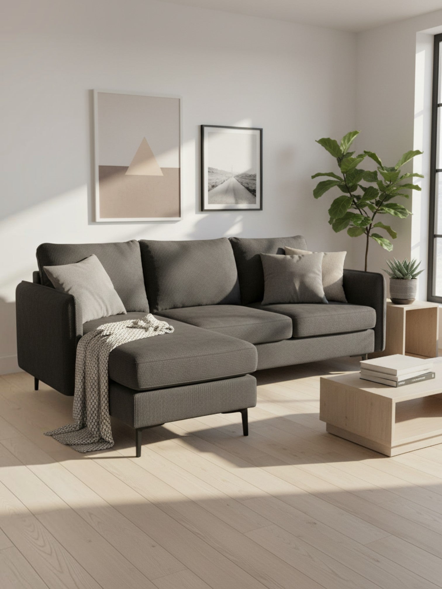 Sofa sectionnel Mateo gris foncé en tissu par TOCO Meubles avec méridienne et coussins décoratifs dans un salon