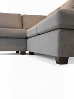 Sofa sectionnel Colonel TOCO Meubles en tissu gris avec pieds en bois foncé sur fond blanc