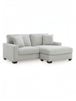 Sofa sectionnel Aldo de TOCO Meubles en tissu texturé gris clair avec méridienne et coussins décoratifs