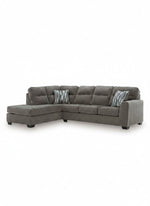 Sofa sectionnel Brutus gris de TOCO Meubles avec méridienne, coussins texturés et design moderne et confortable.