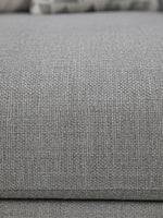 Gros plan sur le tissu gris texturé du sofa sectionnel Alba de TOCO Meubles