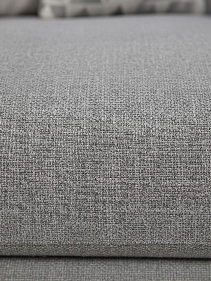 Gros plan sur le tissu gris texturé du sofa sectionnel Alba de TOCO Meubles