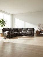 Sofa sectionnel inclinable TOCO Meubles en cuir brun foncé dans un salon moderne et lumineux