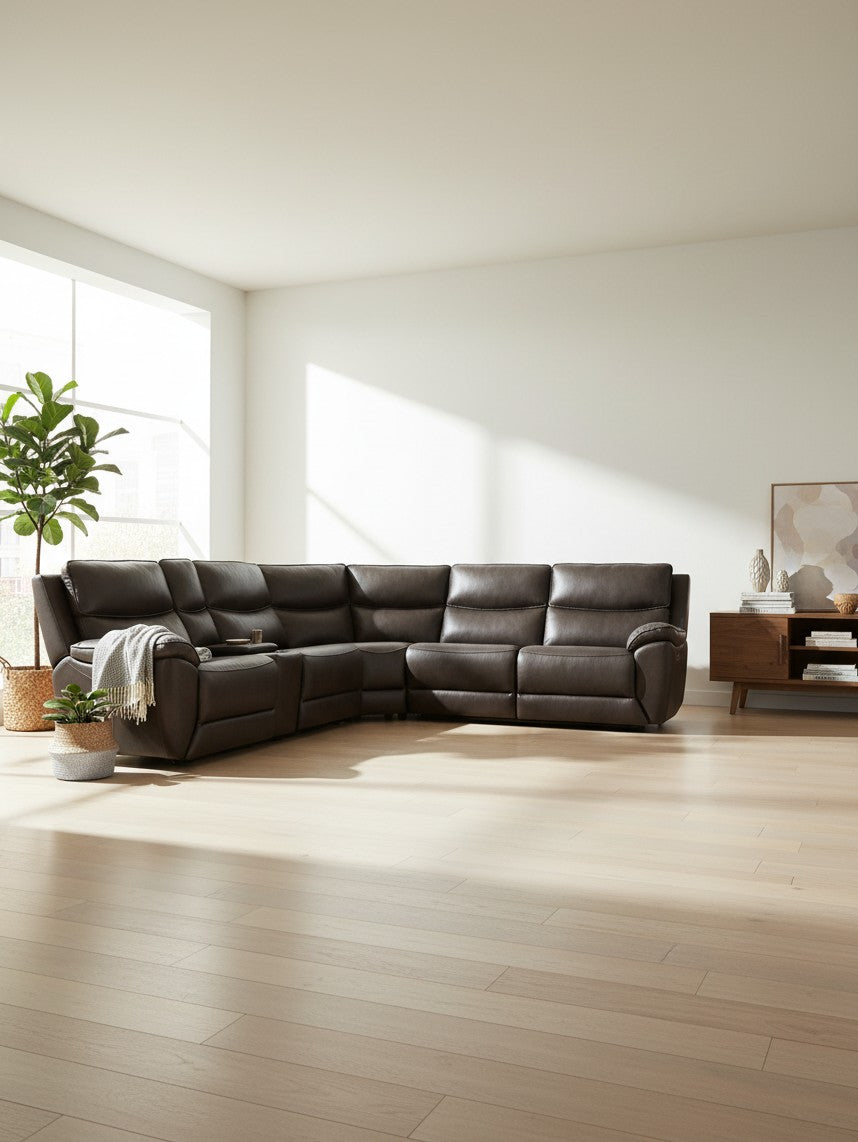 Sofa sectionnel inclinable TOCO Meubles en cuir brun foncé dans un salon moderne et lumineux
