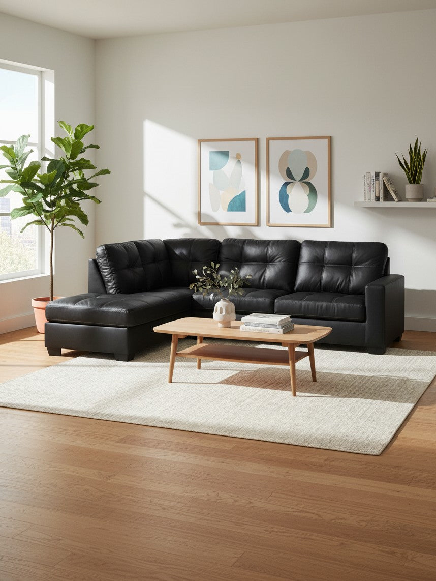 Sofa sectionnel Marlin noir en cuir par TOCO Meubles dans un salon moderne avec table basse en bois et tapis clair