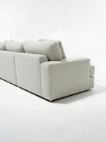 Sofa sectionnel personnalisable Melissa de TOCO Meubles en tissu bouclé gris clair texturé au design moderne