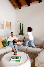 Famille relaxant sur le sofa sectionnel Melissa personnalisable de TOCO Meubles en tissu texturé gris clair.