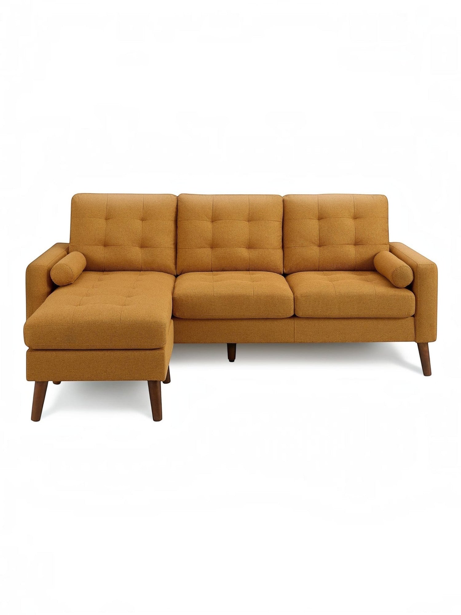 Sofa sectionnel Nyla jaune moutarde de TOCO Meubles avec coussins capitonnés et accoudoirs cylindriques.