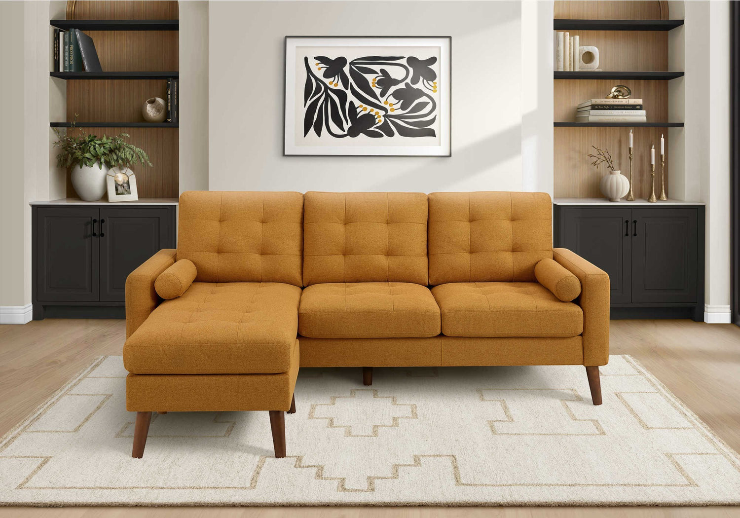 TOCO Meubles Sofa sectionnel Nyla moutarde avec capitonnage, accoudoir rond et méridienne.