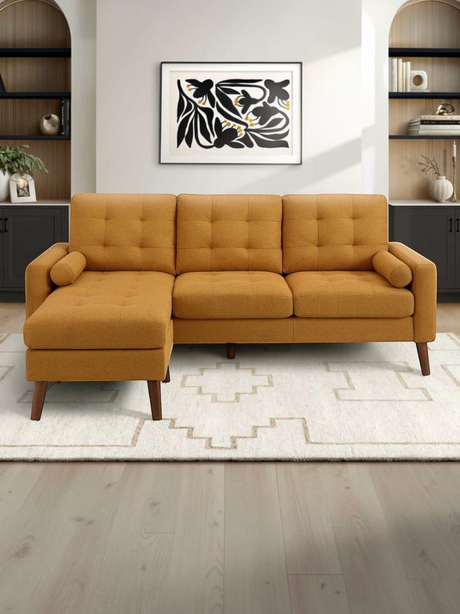 TOCO Meubles Sofa sectionnel Nyla moutarde avec capitonnage, accoudoir rond et méridienne.
