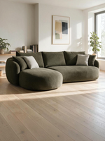 Sofa sectionnel Olia de TOCO Meubles en tissu vert olive avec chaise longue arrondie dans un salon contemporain