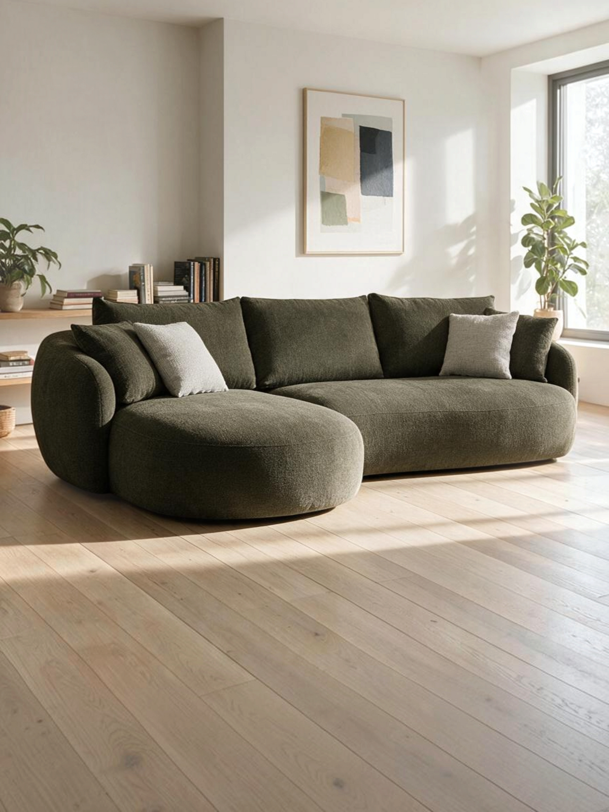 Sofa sectionnel Olia de TOCO Meubles en tissu vert olive avec chaise longue arrondie dans un salon contemporain