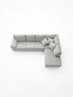 Sofa sectionnel gris TOCO Meubles avec méridienne et coussins décoratifs à motifs, vue de dessus.