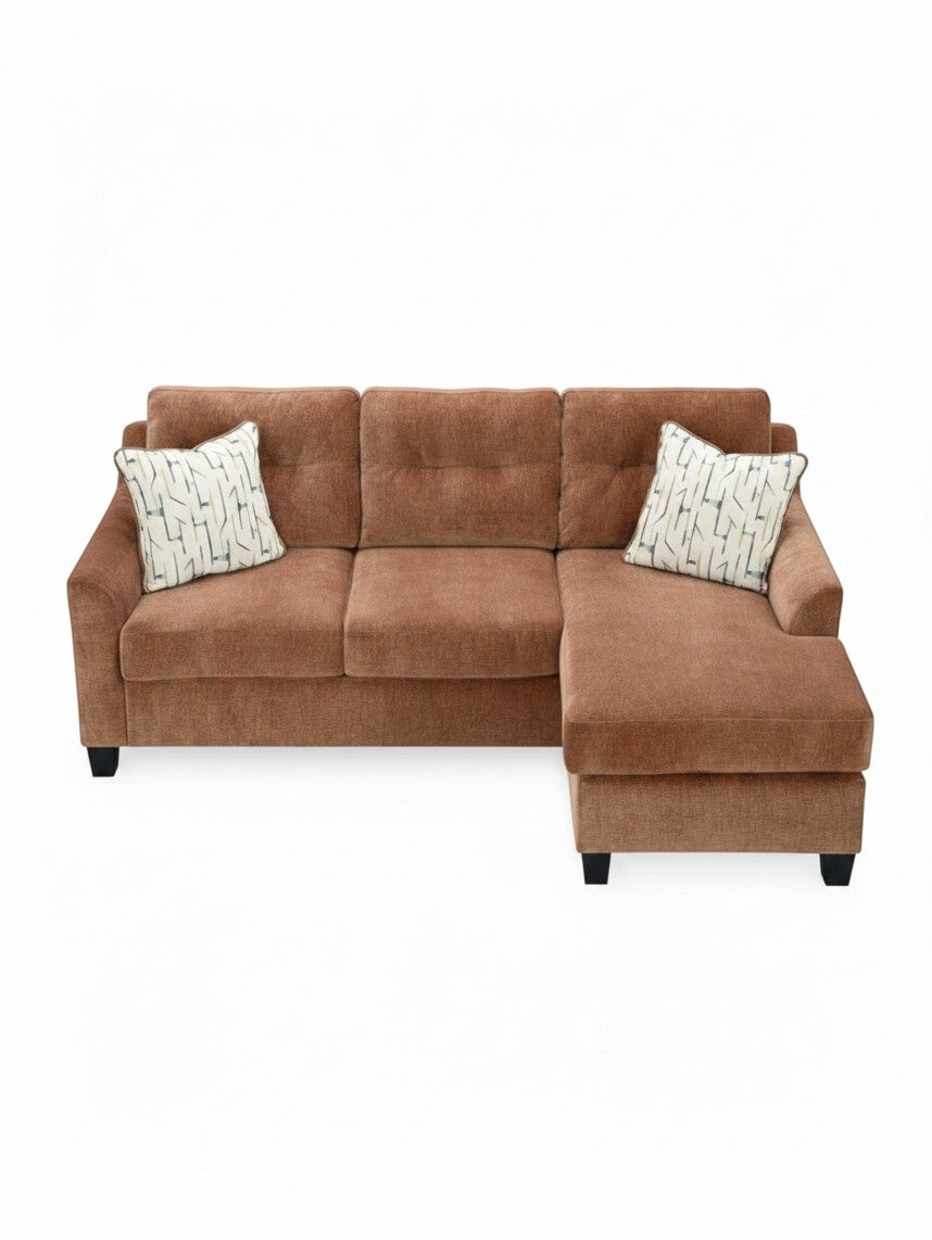 Sofa sectionnel réversible Amita de TOCO Meubles en tissu couleur argile avec deux coussins décoratifs à motifs