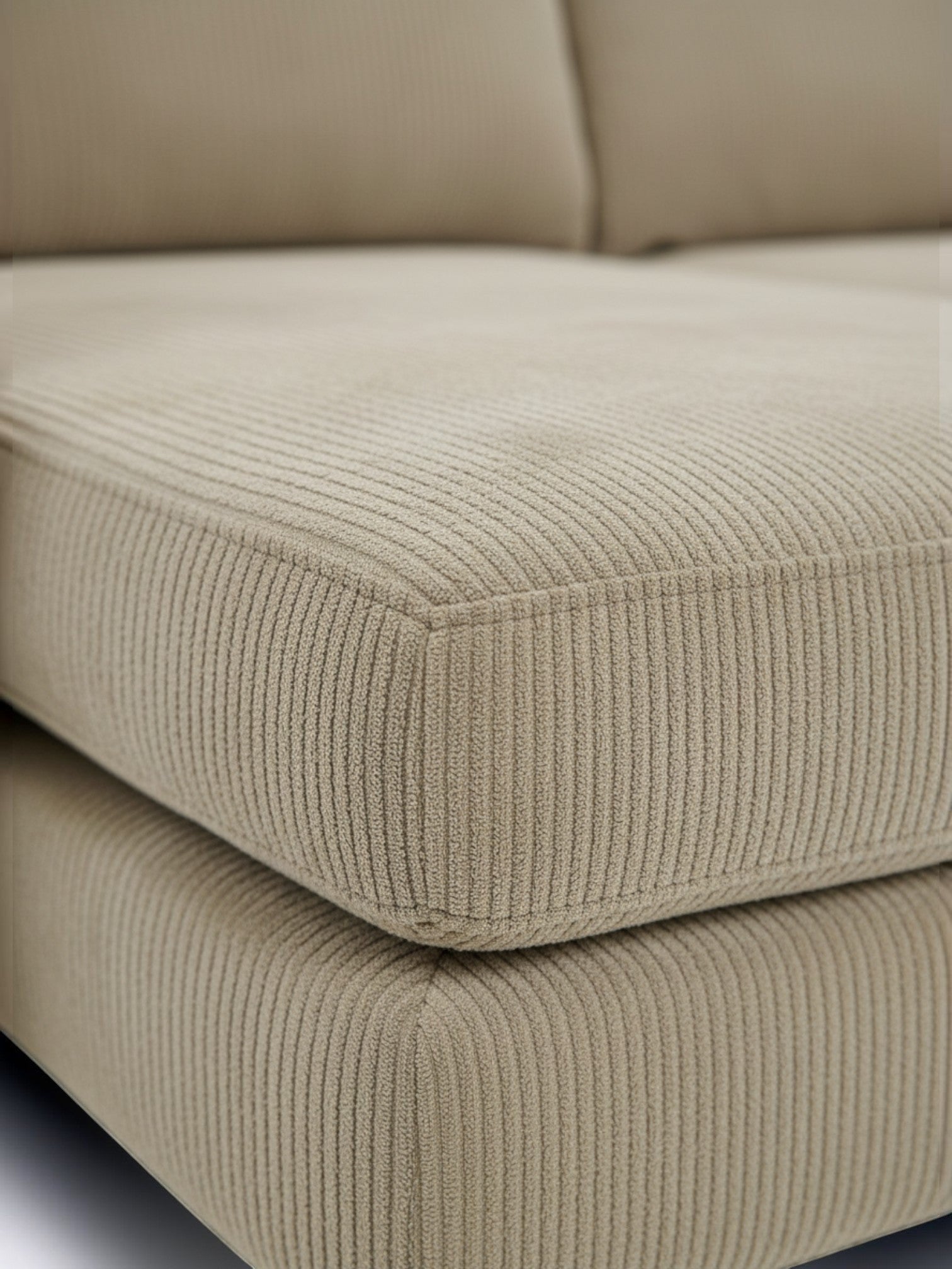 Gros plan sur le revêtement en velours côtelé beige du sofa sectionnel Zahra de TOCO Meubles