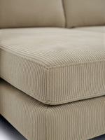 Gros plan sur le revêtement en velours côtelé beige du sofa sectionnel Zahra de TOCO Meubles