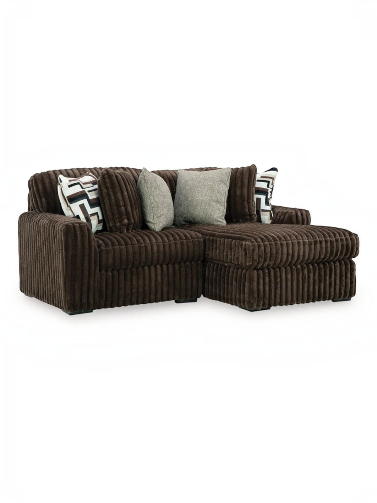Sofa sectionnel modulaire TOCO Meubles en velours côtelé marron avec coussins décoratifs dans un salon moderne