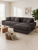 Sofa sectionnel TOCO Meubles Alpaga en velours côtelé gris foncé avec méridienne dans un salon moderne et lumineux