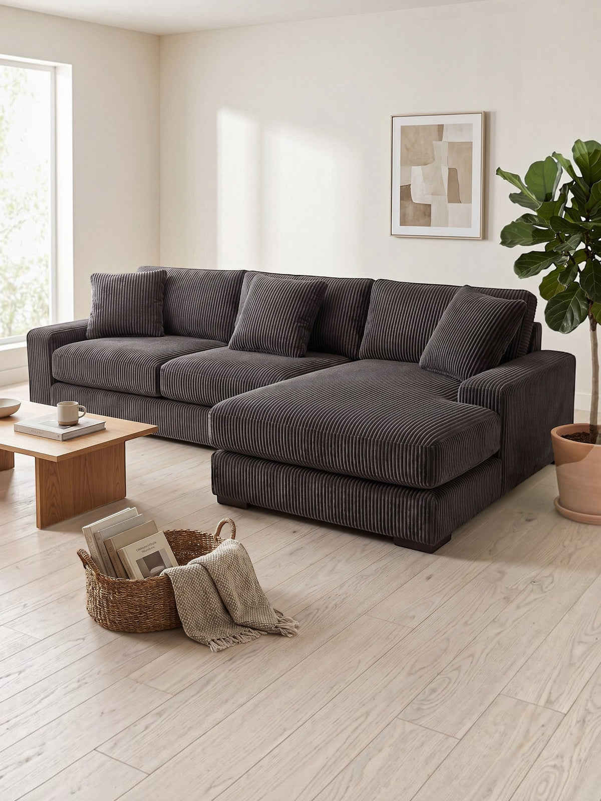 Sofa sectionnel TOCO Meubles Alpaga en velours côtelé gris foncé avec méridienne dans un salon moderne et lumineux