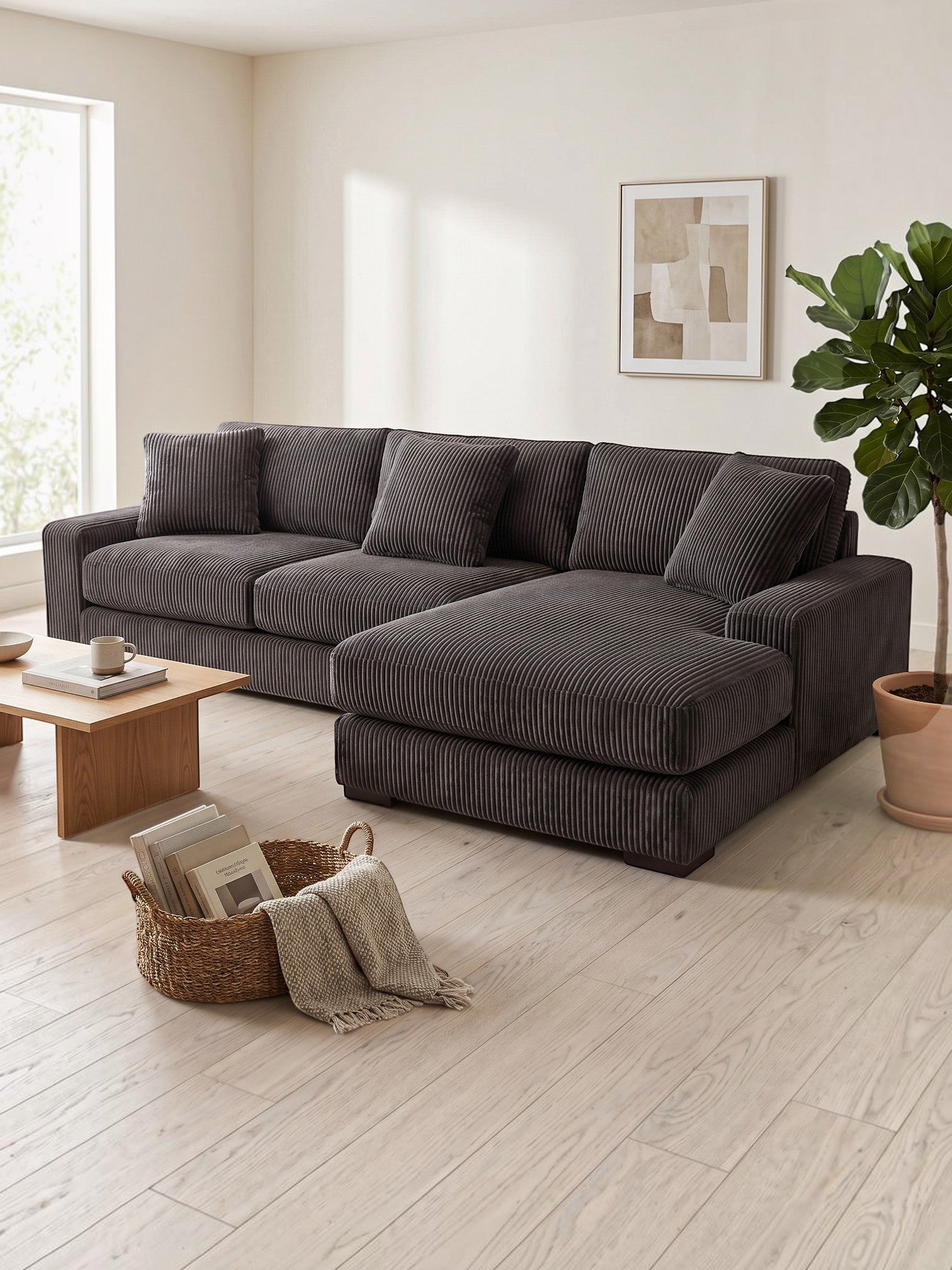 Sofa sectionnel TOCO Meubles Alpaga en velours côtelé gris foncé avec méridienne dans un salon moderne et lumineux