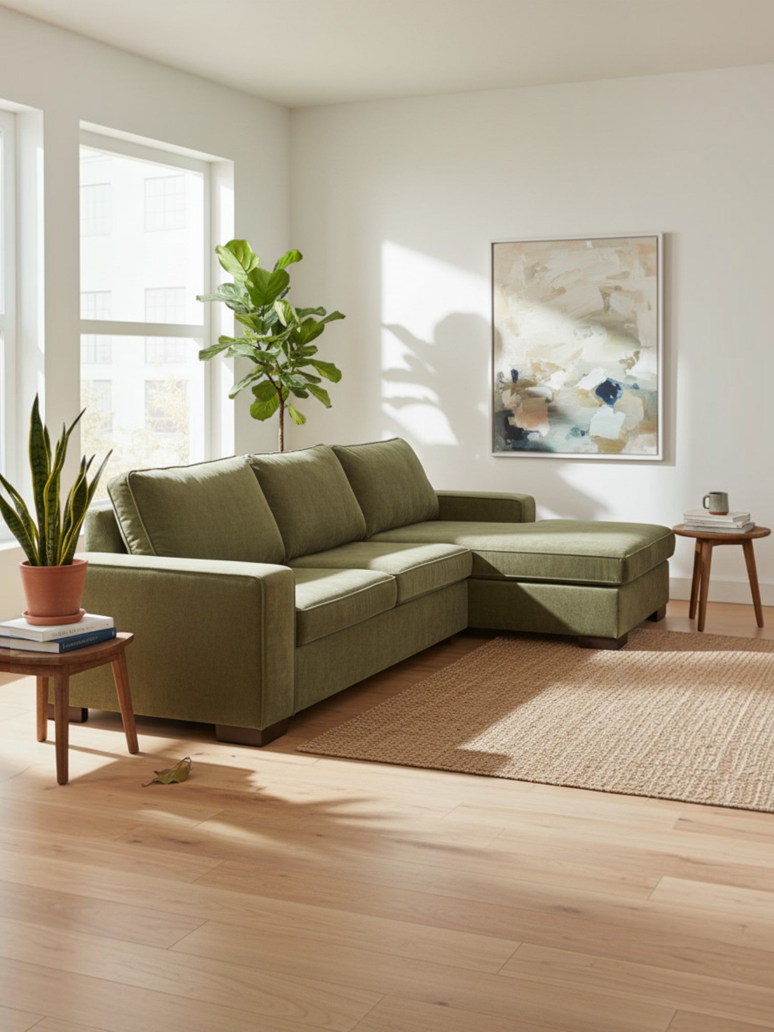 Sofa sectionnel Forest TOCO Meubles en tissu vert olive dans un salon lumineux avec plantes et tapis en jute