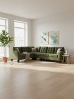 Sofa sectionnel vert TOCO Meubles 4 places avec coussins décoratifs dans un salon lumineux au style moderne