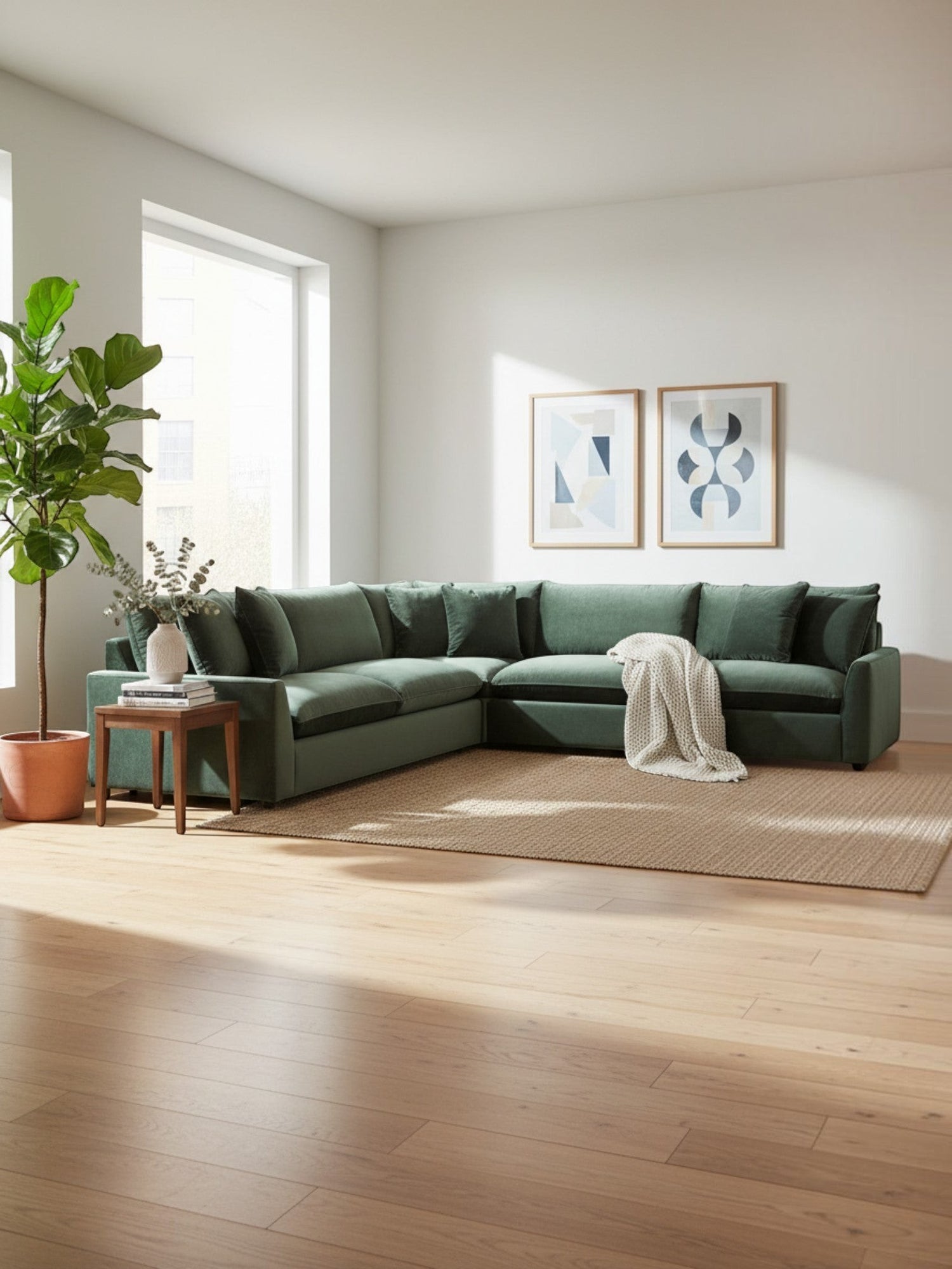 Sofa sectionnel Elliott de TOCO Meubles en velours vert profond dans un salon lumineux avec une plante et un tapis