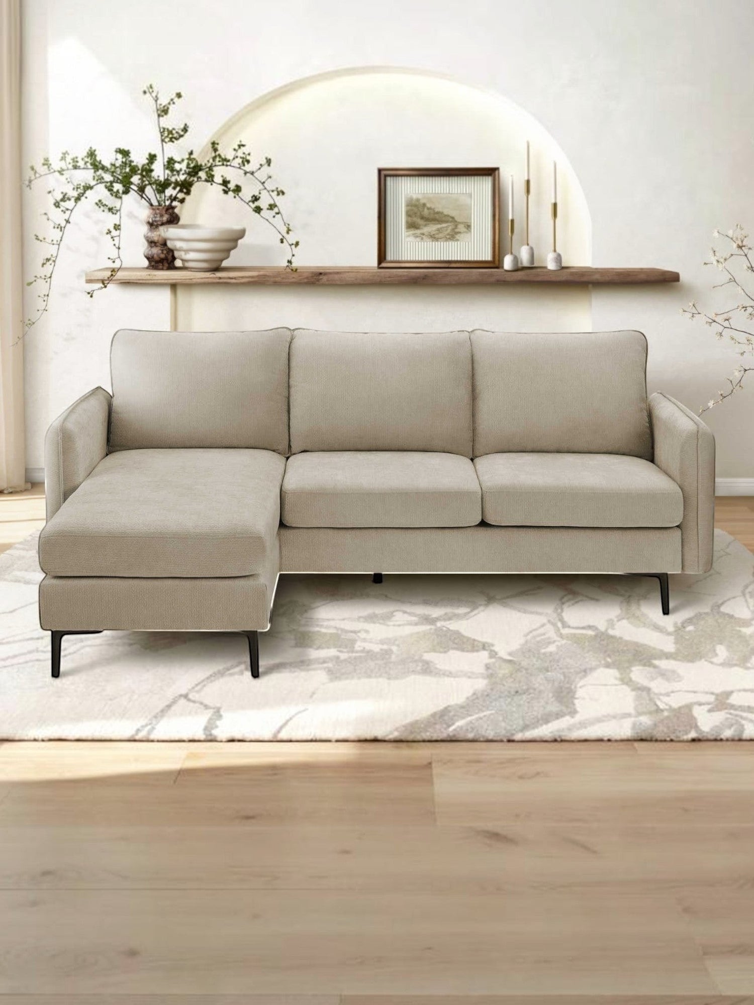 Sofa sectionnel Zahra beige en tissu de TOCO Meubles, confortable et polyvalent, avec méridienne.