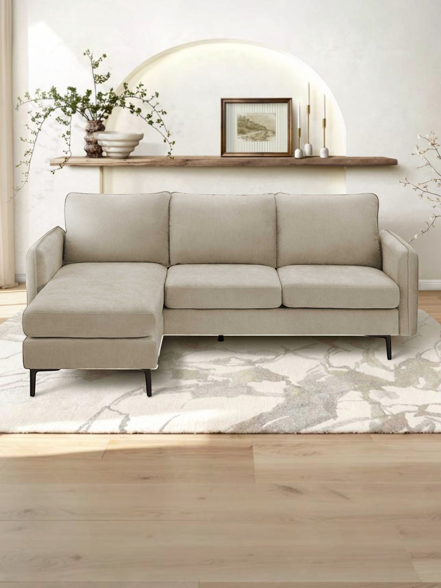 Sofa sectionnel Zahra beige en tissu de TOCO Meubles, confortable et polyvalent, avec méridienne.