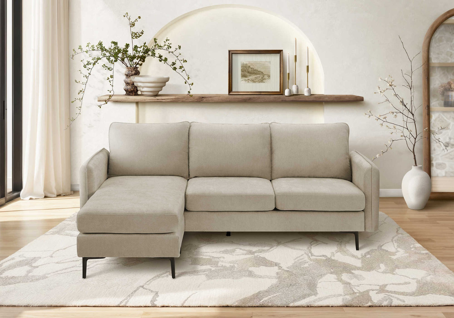 Sofa sectionnel Zahra beige en tissu de TOCO Meubles, confortable et polyvalent, avec méridienne.