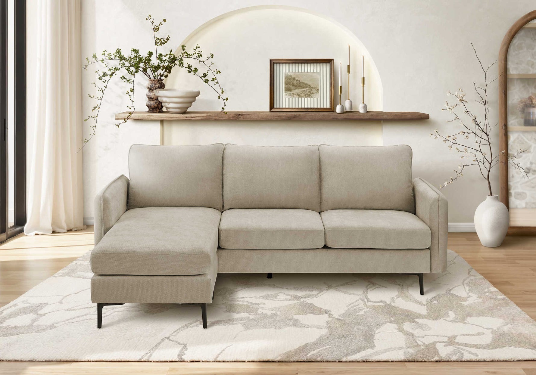 Sofa sectionnel Zahra beige en tissu de TOCO Meubles, confortable et polyvalent, avec méridienne.