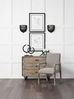 Objet décoratif sphère brisée Tulane de TOCO Meubles avec perles noires sur une commode en bois dans un salon moderne