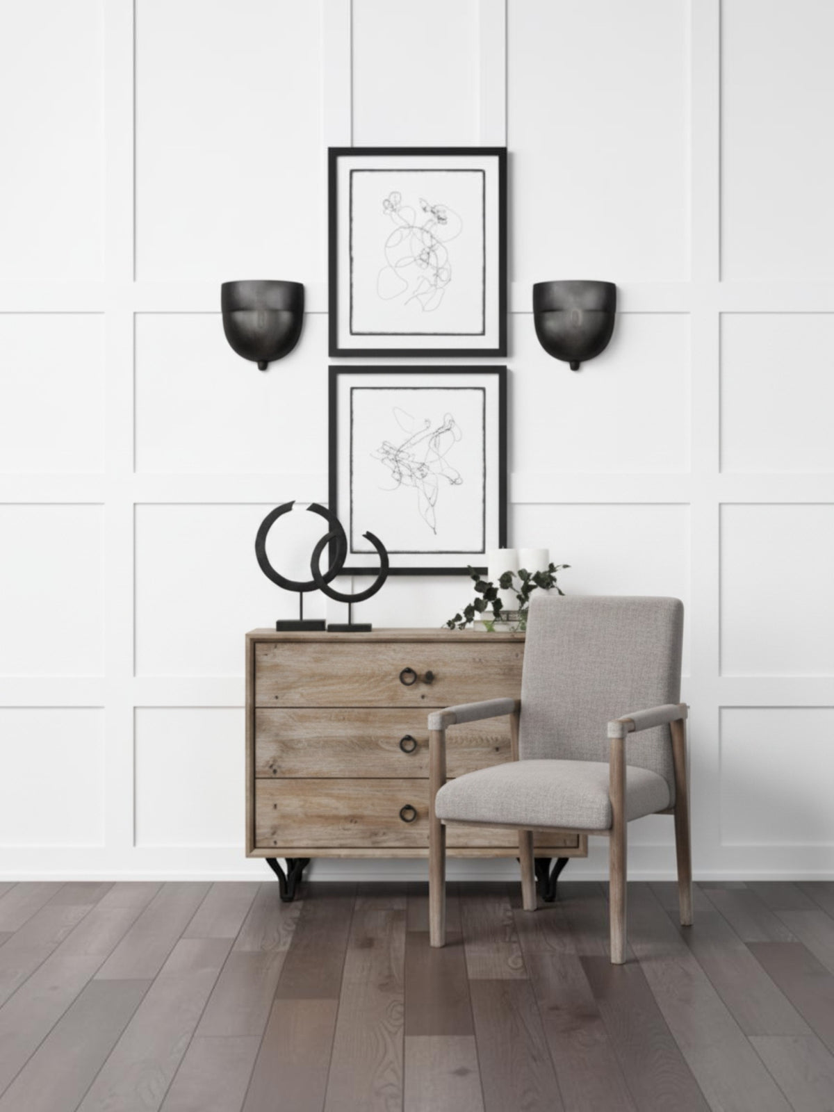 Objet décoratif sphère brisée Tulane de TOCO Meubles avec perles noires sur une commode en bois dans un salon moderne