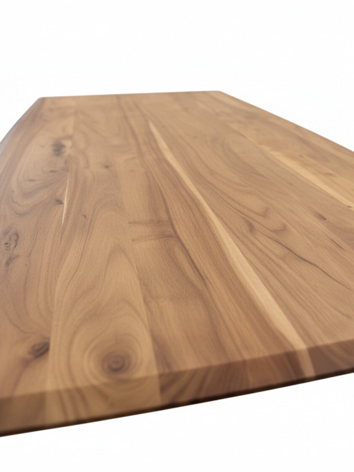 Gros plan sur le plateau en bois d'acacia massif de la table de salle à manger TOCO Meubles au veinage naturel