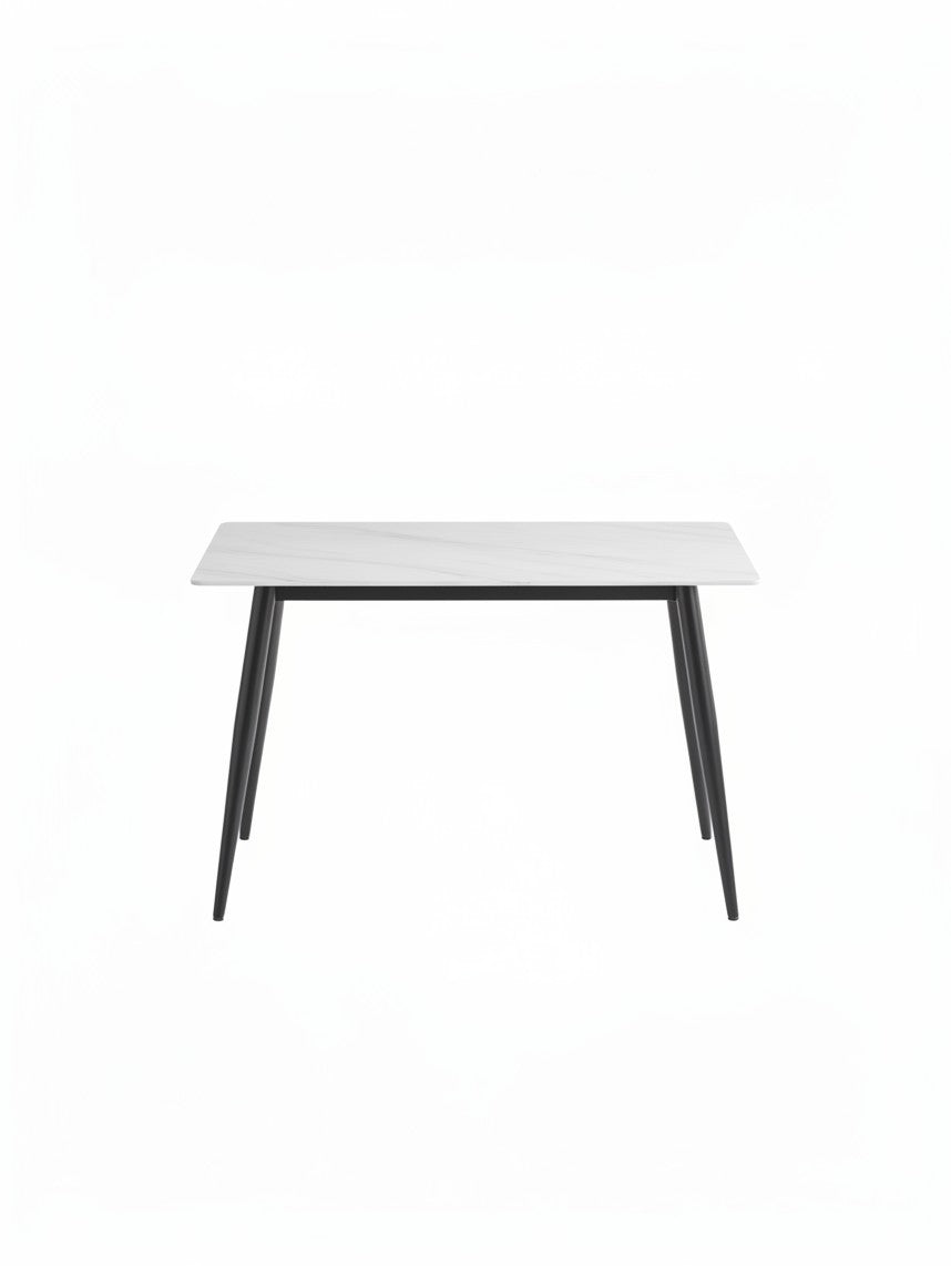 Table de salle à manger Adria par TOCO Meubles avec plateau rectangulaire effet marbre blanc et pieds noirs inclinés