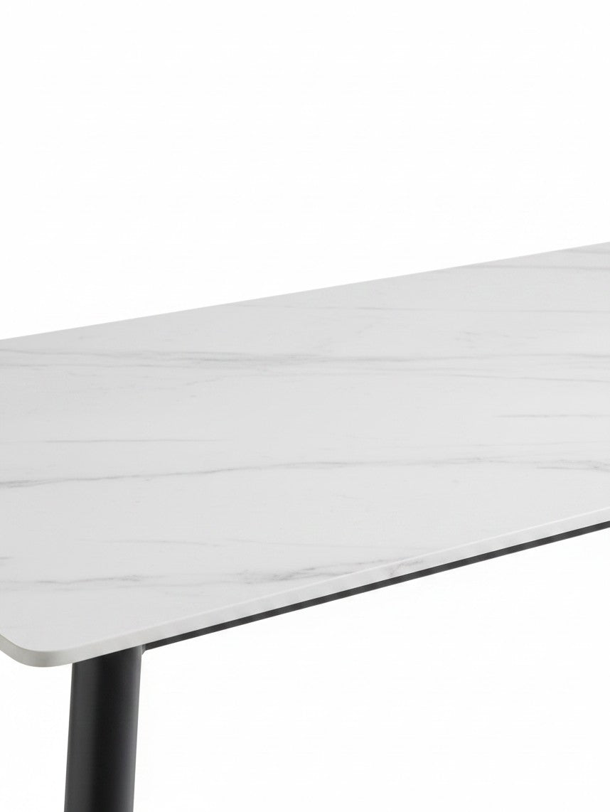 Table de salle à manger Adria par TOCO Meubles avec plateau rectangulaire en céramique effet marbre blanc