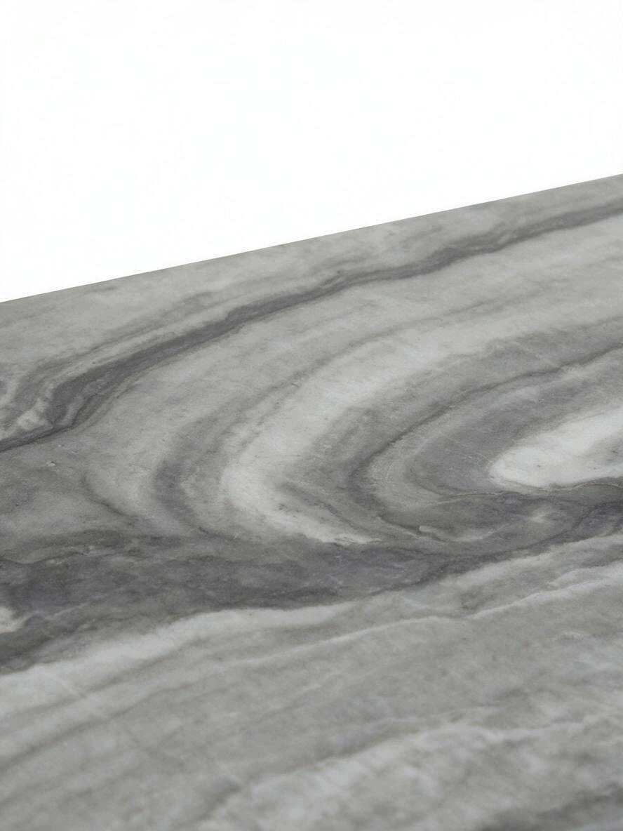 Gros plan sur le plateau de la table de salle à manger Apolla par TOCO Meubles avec son fini effet marbre gris pâle