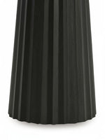 Base cannelée sculpturale en bois massif noir de la table d'appoint Ada par TOCO Meubles
