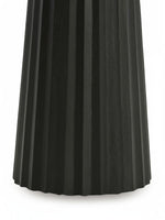 Base cannelée sculpturale en bois massif noir de la table d'appoint Ada par TOCO Meubles