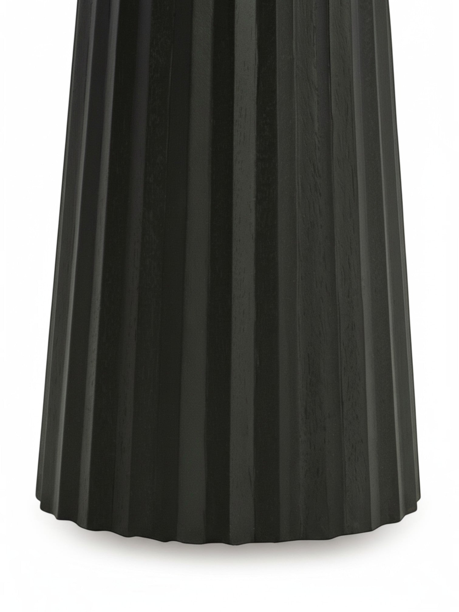 Base cannelée sculpturale en bois massif noir de la table d'appoint Ada par TOCO Meubles