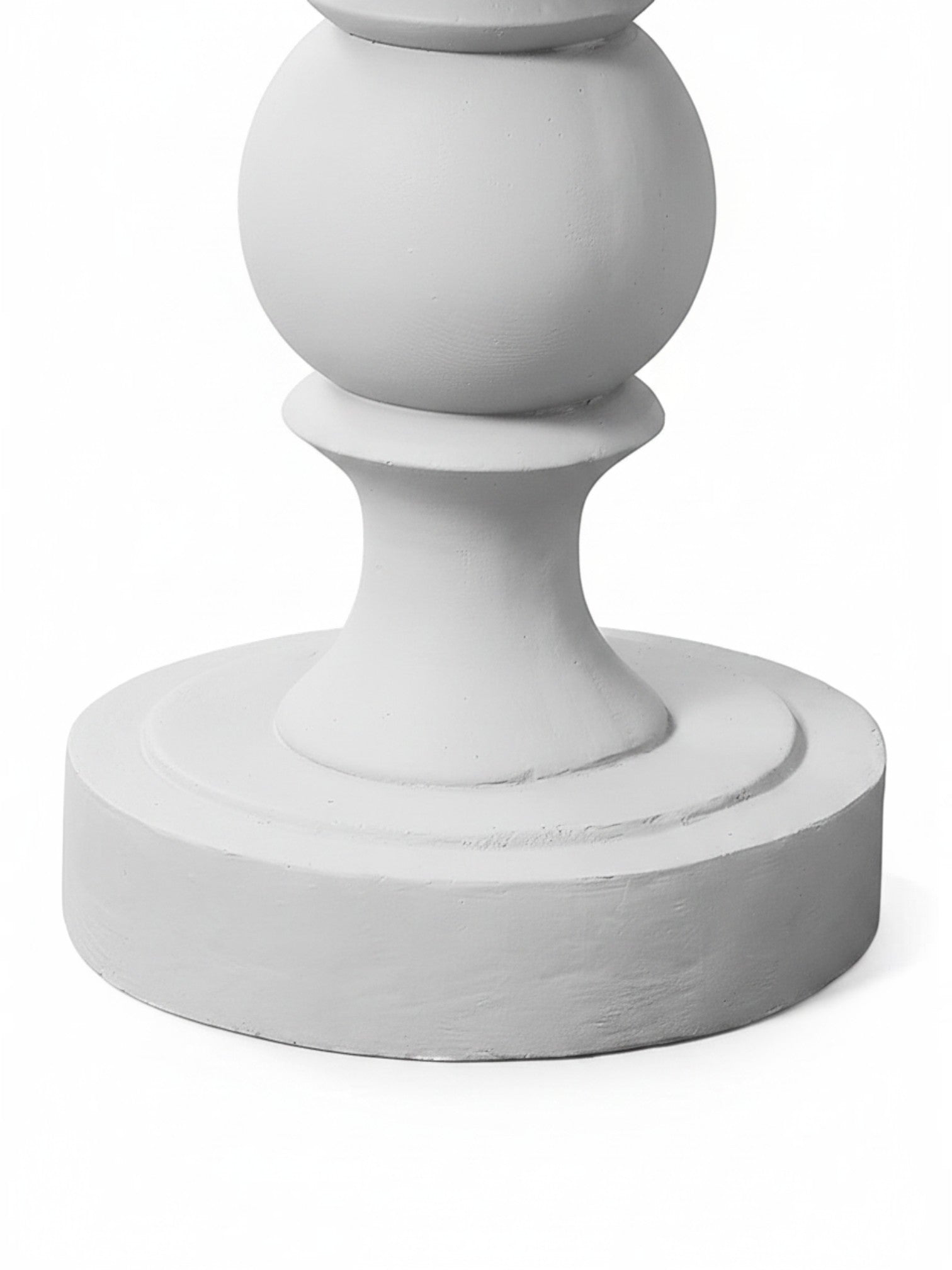 Base ronde et pied sculpté de la table d'appoint blanche Apolo de TOCO Meubles en oxyde de magnésium