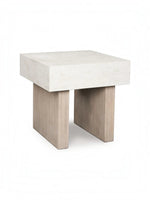 Table d'appoint Ulric par TOCO Meubles avec plateau carré en béton blanc et pieds robustes en bois clair