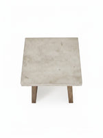 Table d'appoint TOCO Meubles Brenda avec plateau rectangulaire en béton gris et pieds en bois naturel